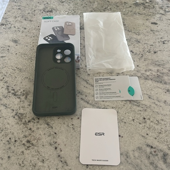 ESR Soft Case 15 Pro Military grade protection and MagSafe - Picture 4 of 15
